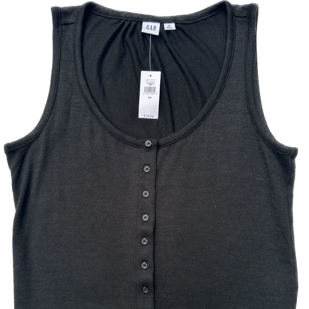 GAP Women’s black tank with buttons